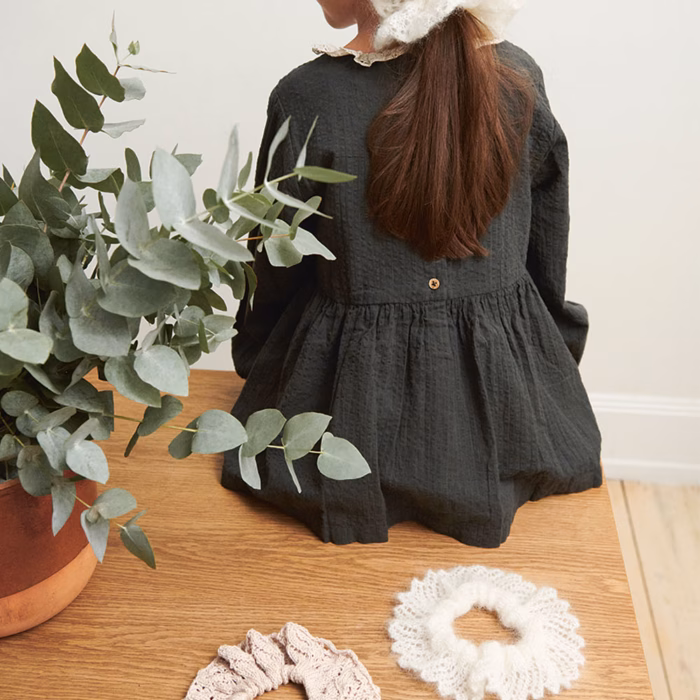 SANDNES GARN mustriraamat